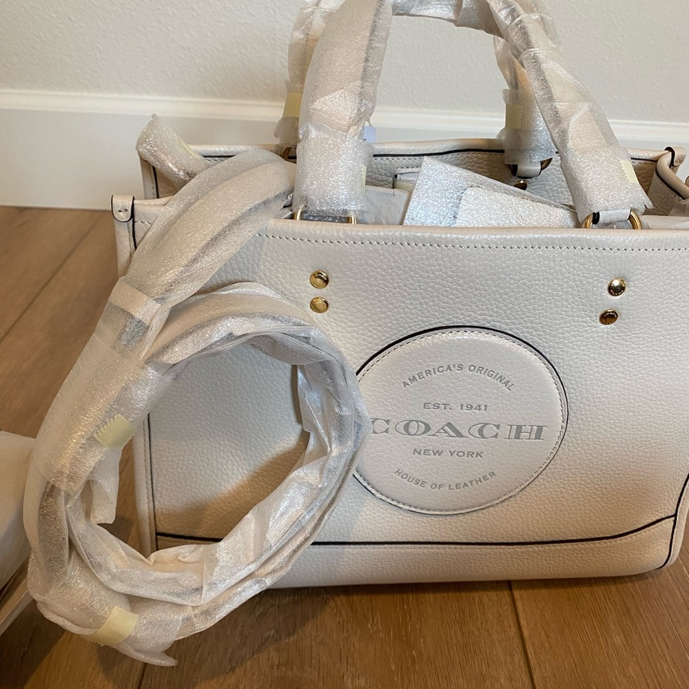 DEMPSEY CARRYALL WITH PATCH (COACH C2004)
IM/CHALK
COACH STYLE # C2004 - Picture 4 of 7